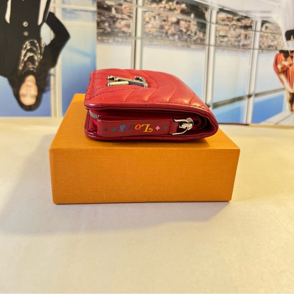 LV New Wave Wallet in Red Quilted Leather Louis Vuitton Authentic - Picture 3 of 7